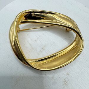 Vintage Monet Designer Signed Gold Tone Open Twisted Circle Wreath Brooch Pin
